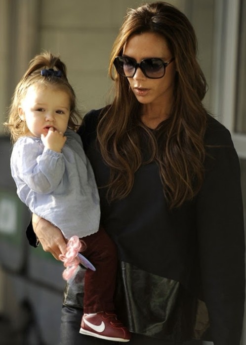 Harper Beckham là cô công chúa nhỏ của cặp vợ chồng nổi tiếng David Bekham và Victoria. Cô bé được giới săn ảnh săn đón không khác gì những sao hạng A của Hollywood. Không chỉ ấn tượng bởi vẻ ngoài bụ bẫm, đáng yêu mà cô bé còn khẳng định tên tuổi bởi gu thời trang tinh tế của mình.